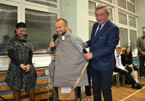 Reżyser Szymon J. Wróbel (w środku) odbiera upominek w towarzystwie Ewy Kowalskiej i Kazimierza Tischnera