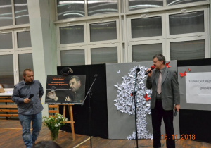 Reżyser Szymon J. Wróbel (od lewej) Jacek Malinowski (od prawej)
