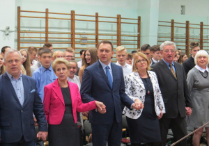 Goście honorowi Konkursu od lewej Jwona Śledzińska-Katarasińska, Tomasz Trela dyrektor szkoły Barbara Makowska, Kazimierz Tischner, Jolanta Swiryd