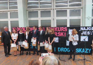 Zwycięzcy Konkursu w towarzystwie Kazimierza Tischnera i dyrektor szkoły Barbary Makowskiej