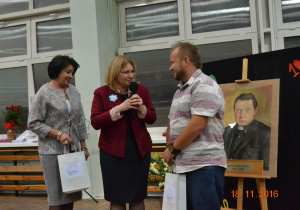 Dyrektor szkoły Barbara Makowska wręcza upominek reżyserowi Szymonowi J. Wróblowi w towarzystwie koordynatora Konkursu Ewy Kowalskiej