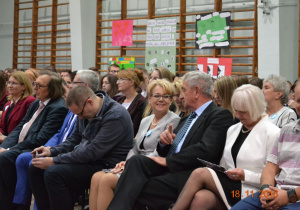Społeczność XXIII LO wraz z dyrektorem i gośćmi honorowymi- od lewej Barbara Makowska Janusz Moos, Wojciech Bonowicz, Jolanta Chełmińska, Kazimierz Tischner, Jolanta Swiryd, Szymon J. Wróbel