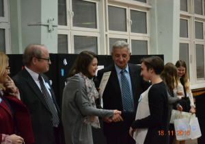 Wręczenie nagród finalistce Sandrze Puton- od lewej dyrektor szkoły Barbara Makowska, prof. Witold Glinkowski, dr Joanna Błażejewska, Kazimierz Tischner
