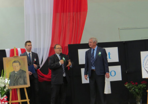 Od prawej-Kazimierz Tischner, prof. UJ Piotr Kłodkowski (były ambasador RP w Indiach, były rektor WSE w Krakowie), uczeń XXIII LO