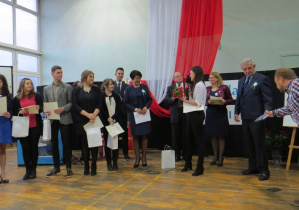 Zwyciężczyni Konkursu wręcza kwiaty koordynatorowi Konkursu Ewie Kowalskiej w towarzystwie finalistów i (od lewej) prof. Witolda Glinkowskiego, dyrektora szkoły Barbary Makowskiej, Kazimierza Tischnera i Sz. J. Wróbla
