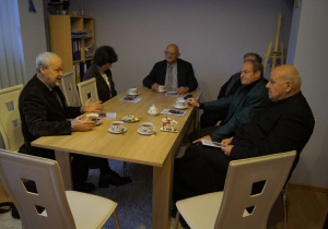 Goście honorowi i jurorzy Konkursu w pokoju dyrektora szkoły Jolanty Swiryd
