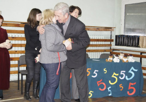 Kazimierz Tischner wręcza podziękowanie Annie Przybył