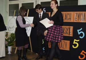 Od prawej juror Konkursu wraz z finalistami Konkursu