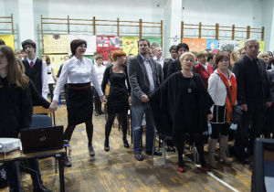 Społeczność liceum wraz z gośćmi honorowymi śpiewaja hymn szkoły
