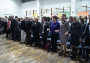 Społeczność liceum wraz z gośćmi honorowymi śpiewaja hymn szkoły