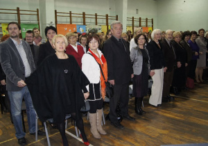Społeczność liceum wraz z gośćmi honorowymi śpiewaja hymn szkoły