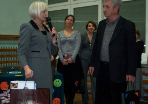 Od lewej dyrektor szkoły Jolanta Swiryd, dr Anna Kapuścińska, Ewa Kowalska, Kazimierz Tischner