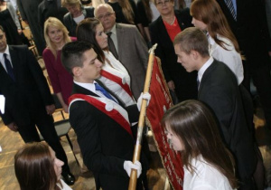 Dyrektor szkoły Jolanta Swiryd przemawia w obecności gości honorowych Konkursu