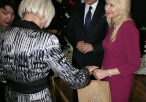 Dyrektor szkoly Jolanta Swiryd wręcza upominek łódzkim radnym Tomaszowi Treli i Małgorzacie Niewiadomskiej-Cudak