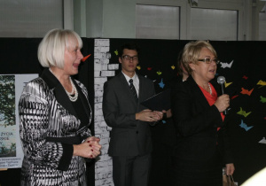 Wojewodza łódzki Jolanta Chełmińska zabiera głos w obecności dyrektora szkoły Jolanty Swiryd i ucznia XXIII LO