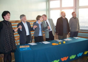 Jurorzy Konkursu śpiewają hymn Rodziny Szkół Tischnerowskich