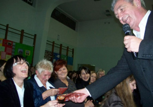 Kazimierz Tischner wręcza książki gościom honorowym Konkursu
