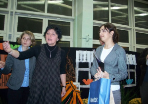 Maria Tuchowska i dr Joanna Błażejewska wręczają nagrodę zwycięzcy