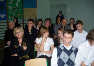 Uczniowie wraz z nauczycielami i gośćmi honorowymi