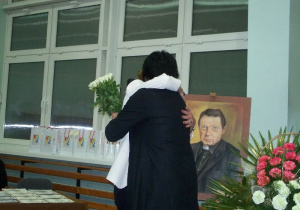 Ewa Kowalska-koordynator Konkursu odbiera kwiaty od dr Stanisławy Trebuni-Staszel w obecności Marii Tuchowskiej- wiceprezesa stowarzyszenia Drogami Tischnera