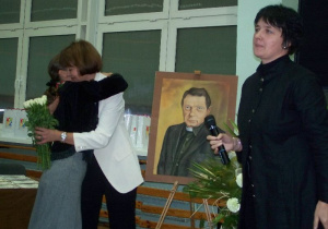 Ewa Kowalska-koordynator Konkursu odbiera kwiaty od dr Stanisławy Trebuni-Staszel w obecności Marii Tuchowskiej- wiceprezesa stowarzyszenia Drogami Tischnera