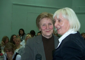 Janina Tischner i dyrektor szkoły Jolanta Swiryd