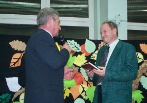 Od lewej Kazimierz Tischner wręcza książkę dr. Witoldowi Glinkowskiemu