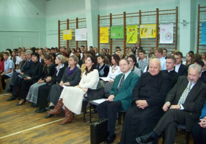 Społecznośc liceum i goście honorowi