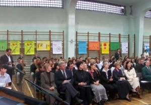 Społecznośc liceum na zdjęciu panoramicznym