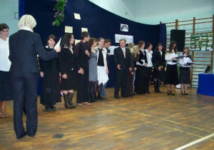 Dyrektor szkoły Jolanta Swiryd wręcza nagrody zwycięzcom w obecności Wojciecha Bonowicza
