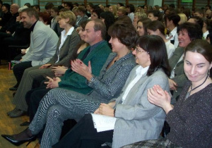 Społeczność liceum i od lewej Wojciech Bonowicz, dr Joanna Błażejewska, dr Witold Glinkowski, Ewa Kowalska, Ewa Sztombka, Ewa Sikora